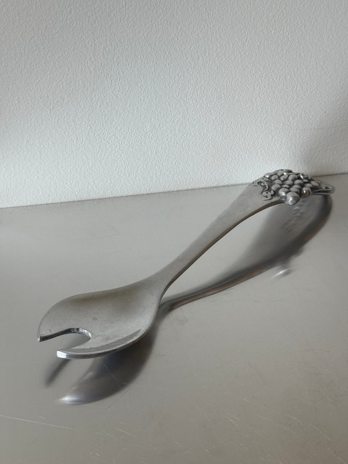 Mariposa Aluminum Salad Serving Fork 1995 Vintage Grapes Tong